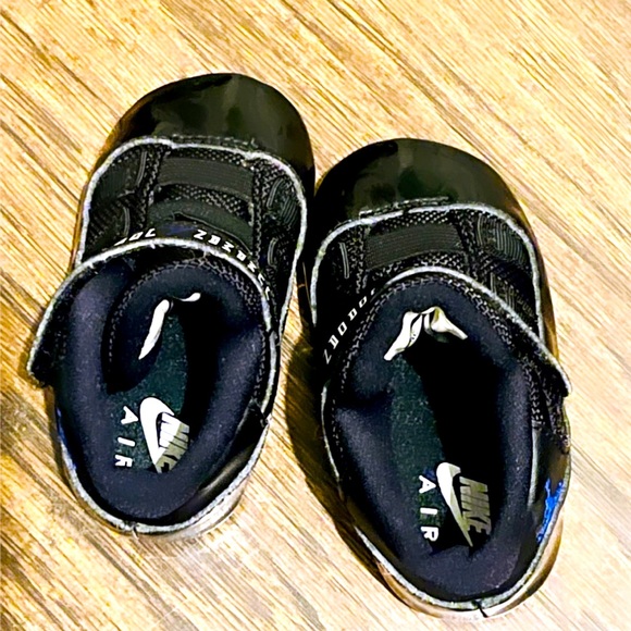 - Air Jordan Retro 11 - Picture 3 of 4